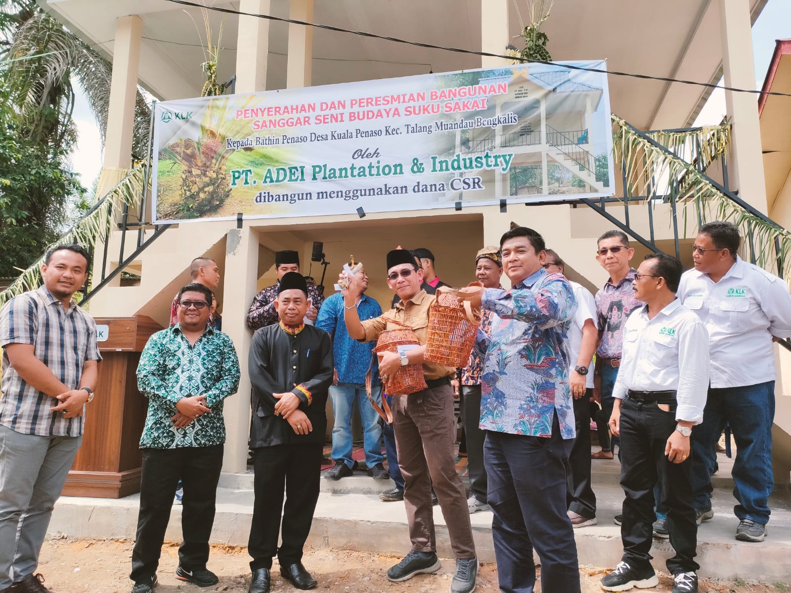 Melalui Program CSR, PT ADEI Serahkan Gedung Sanggar Seni ke Desa Kuala Penaso