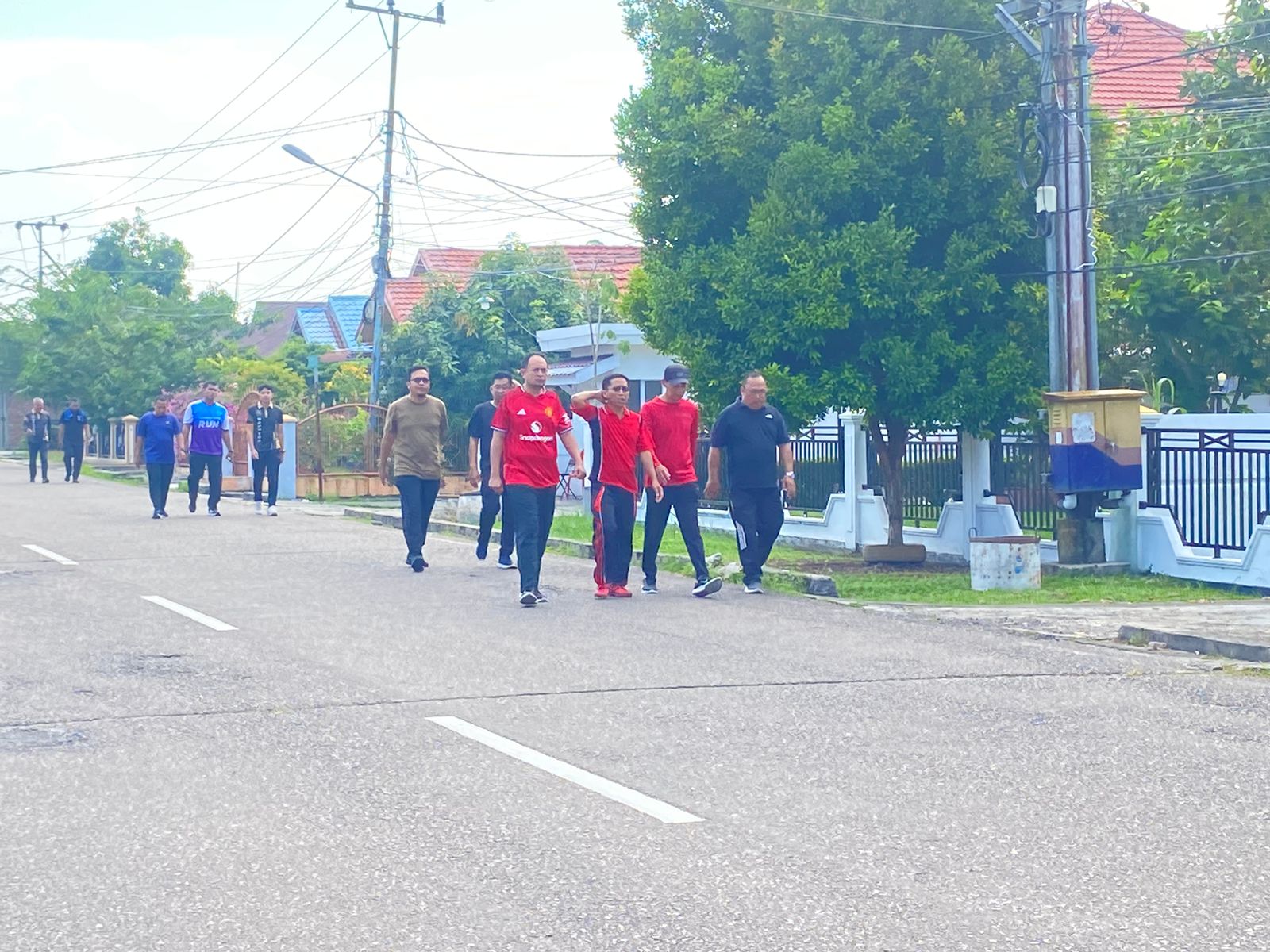 Jalan Sehat Bappeda Tingkatkan Kebugaran dan Kebersamaan Pegawai