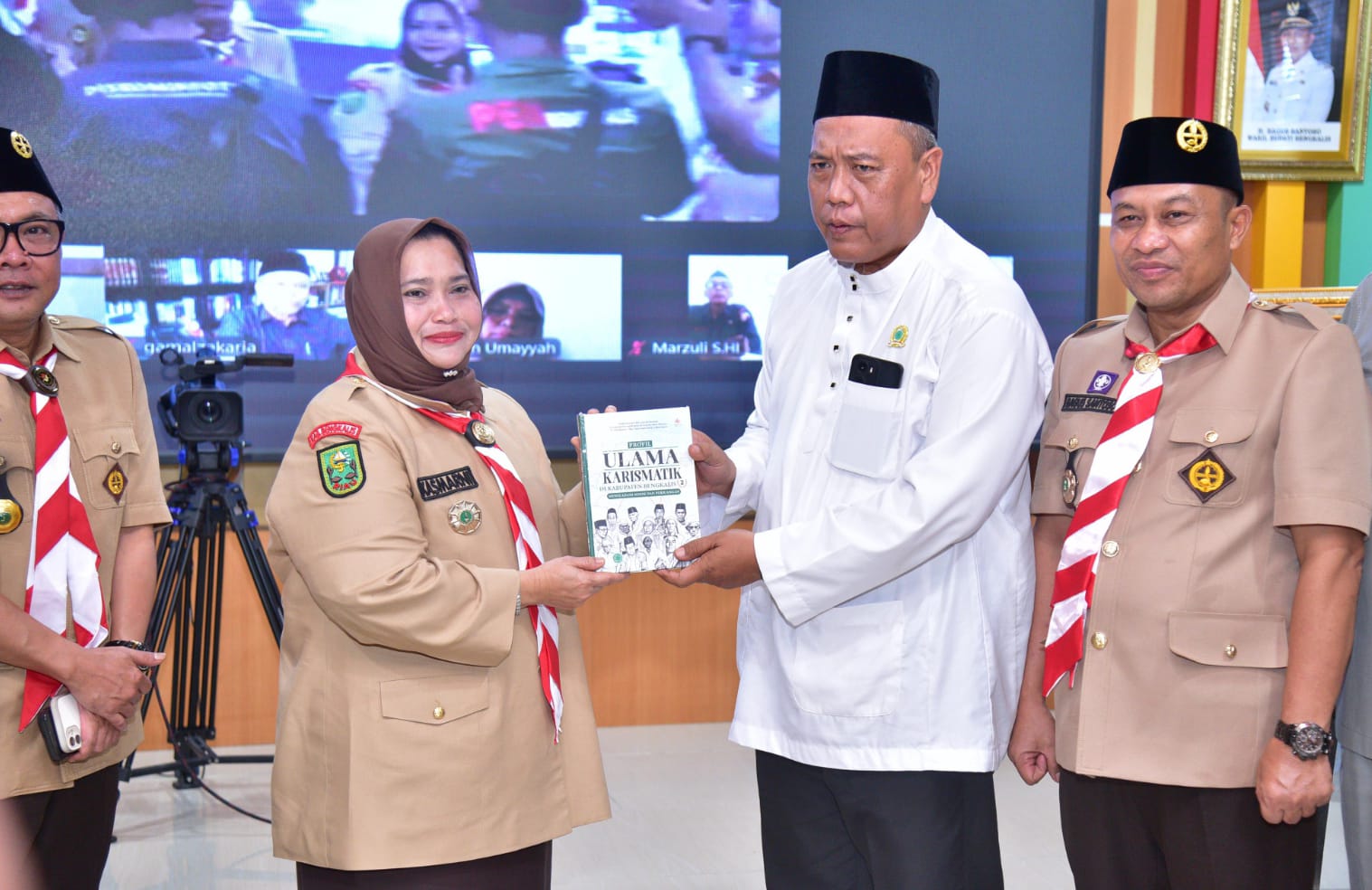 Bupati Bengkalis Luncurkan Buku Profil Ulama Kharismatik Jilid II