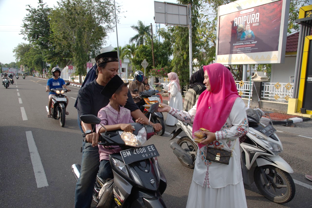 Selama Ramadhan, DWP Bappeda Bengkalis Bagikan Takjil Tiap Jumat